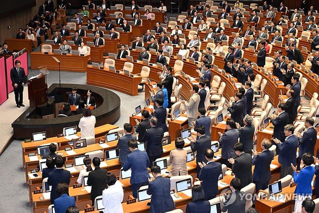 발언대 향하는 이재명 대통령