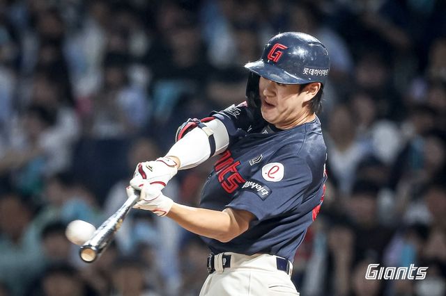 대타로 나서 역전 스리런 홈런을 날린 롯데 나승엽