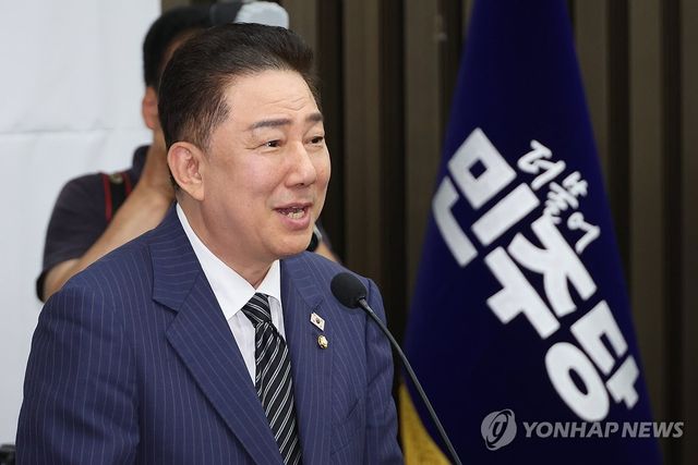 취임 후 첫 의총 참석한 김병기 원내대표