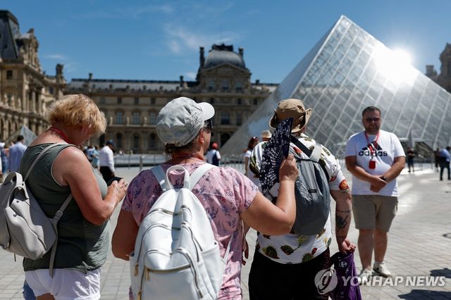 더위에 부채질하는 프랑스 관광객