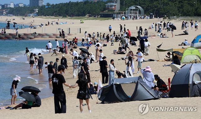 피서객 몰린 강릉 강문해변