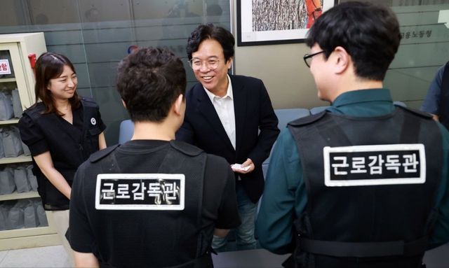 근로감독관 만난 김영훈(가운데) 고용노동부 장관 후보자