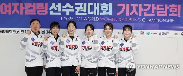 기념촬영하는 경기도청 컬링팀