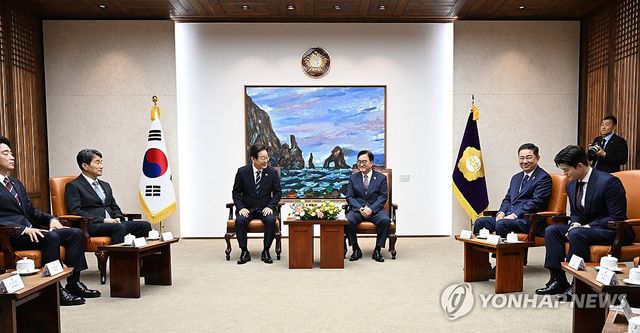 이재명 대통령, 추경 연설 전 환담