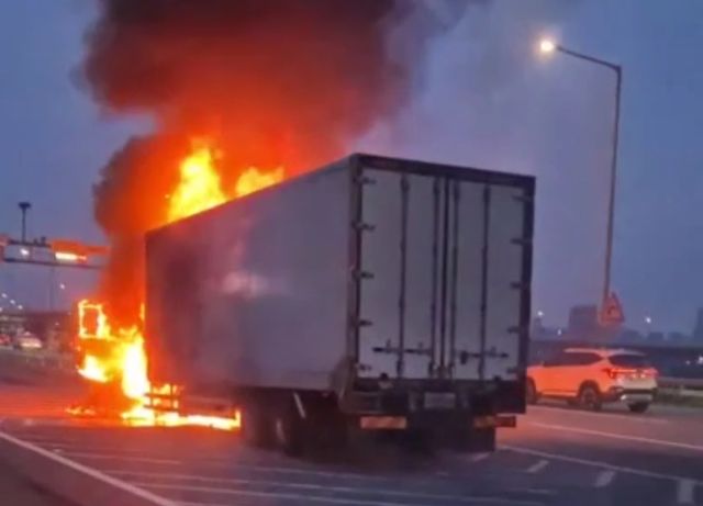 서울 강변북로 반포대교 인근 화물차 화재