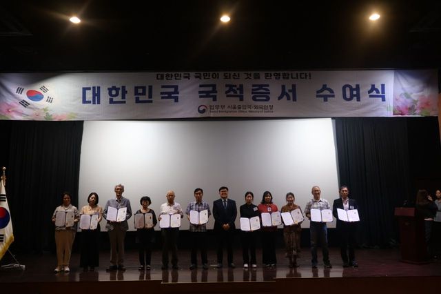 국적회복자 대표 12명 기념촬영