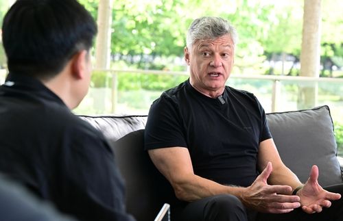 인터뷰하는 헤난 대한항공 감독(오른쪽)