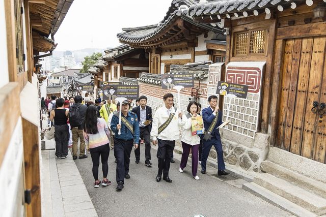 지난해 11월 1일 북촌 관광객 방문시간 제한 홍보 캠페인에 나선 정문헌 구청장
