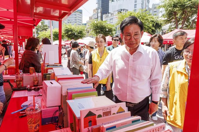 2024 더북데이 행사에 참석한 박강수 구청장