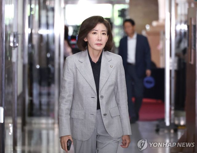 4선 이상 의원 간담회 참석하는 나경원