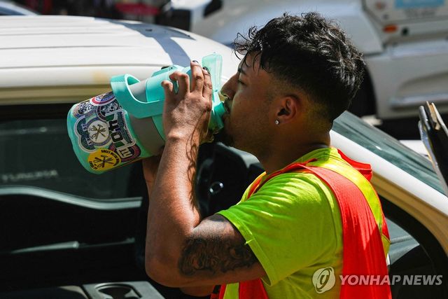 물 마시는 뉴욕의 한 노동자