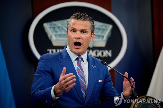기자회견 하는 헤그세스 미국 국방부 장관