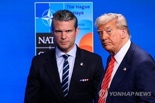 나토 회견장의 도널드 트럼프 미국 대통령(오른쪽)과 피트 헤그세스 미 국방장관