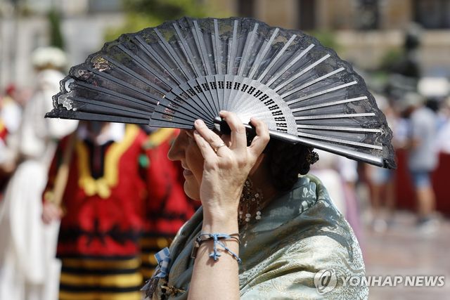 햇빛 가리는 스페인 발렌시아 시민