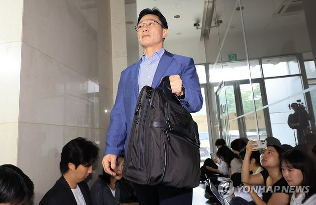 자료 들고 특검 사무실 방문한 임성근 전 사단장