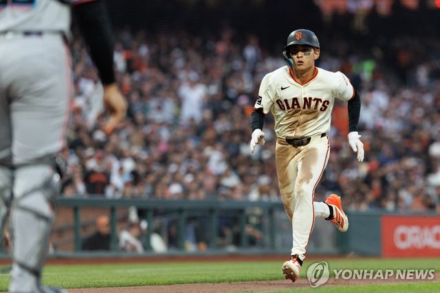 5회 희생 플라이로 득점하는 이정후