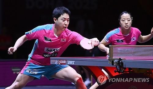 도하 세계선수권 때 임종훈(왼쪽)과 신유빈의 경기 장면