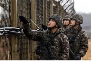 철책 점검하는 육군 장병