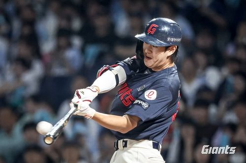 대타로 나서 역전 스리런 홈런을 날린 롯데 나승엽