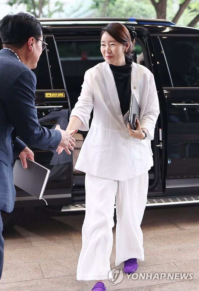 강선우 장관 후보자, 사무실 첫 출근