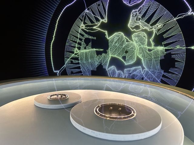 세밀한 무늬가 새겨진 청동 거울 