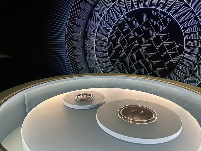 세밀한 무늬가 새겨진 청동 거울 