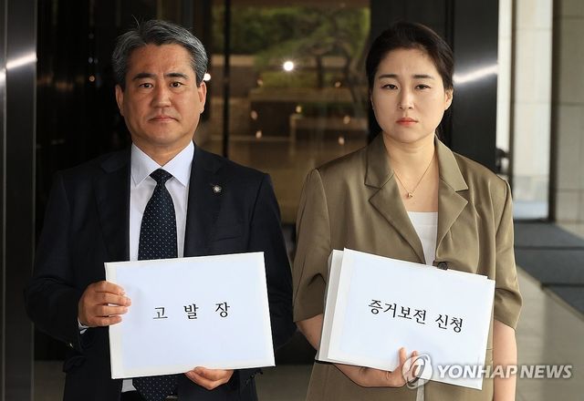 고발장 접수 위해 중앙지검 들어서는 윤석열 법률대리인단