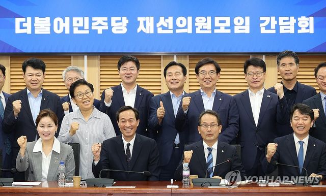 기념촬영하는 우상호 정무수석과 의원들