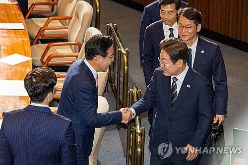 송언석 원내대표와 악수하는 이재명 대통령