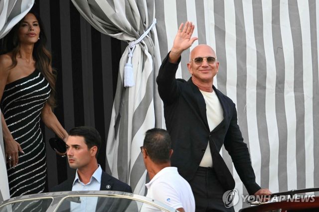 25일(현지시간) 이탈리아 베네치아 호텔을 떠나는 아마존 창업자 제프 베이조스와 그의 약혼자 로런 산체스