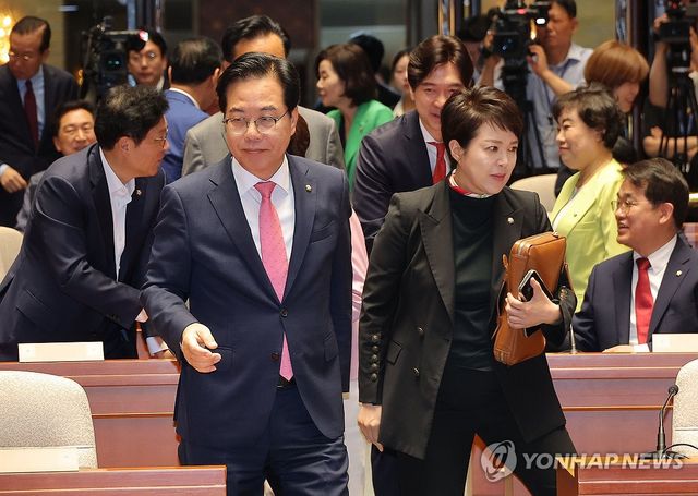 본회의 전 의원총회 참석하는 송언석 원내대표