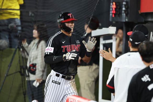 9회 선두타자 2루타로 역전 물꼬를 튼 LG 천성호