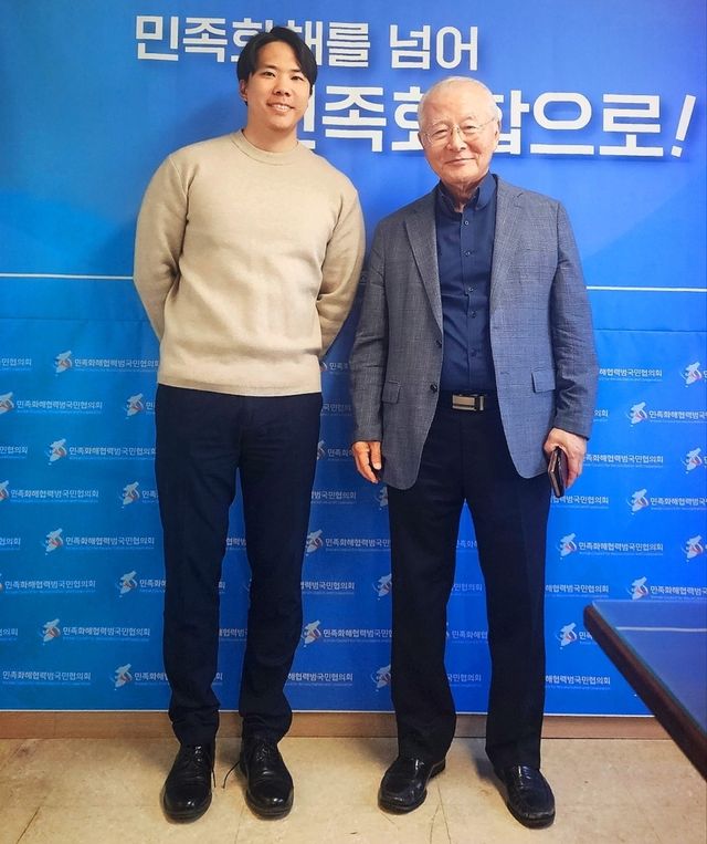손명원(오른쪽) 전 민화협 대표상임의장과 제임스 박