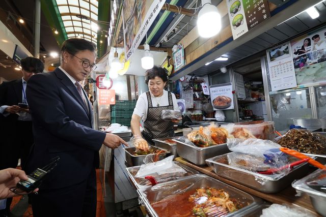시장에서 반찬을 구매하는 우원식 국회의장