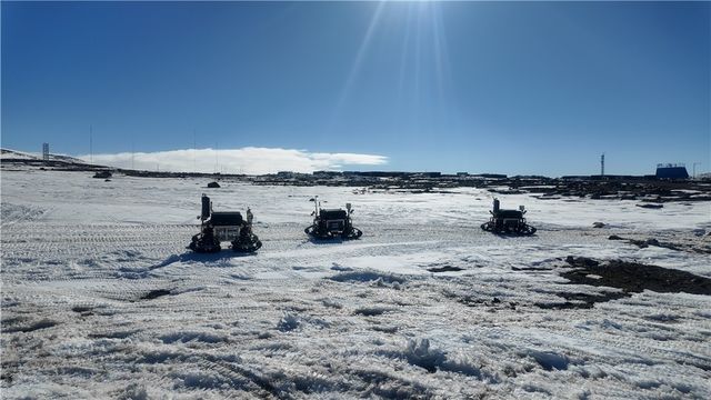 극한지에서 데이터 작업 중인 로봇