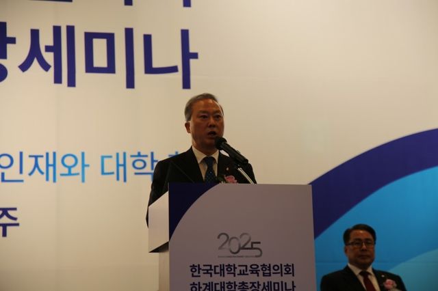 대교협 하계세미나에서 축사하는 양오봉 회장