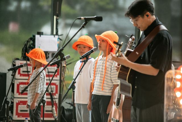 세 아들과 무대 꾸미는 재주소년(오른쪽)