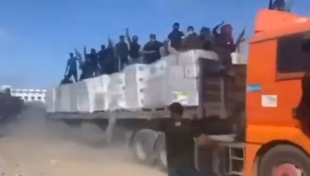 구호품 트럭 올라탄 팔레스타인 무장대원들