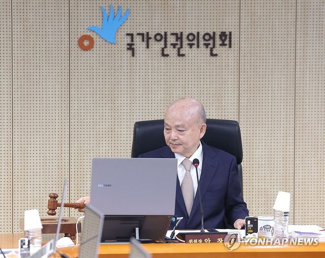 의사봉 두드리는 안창호 위원장