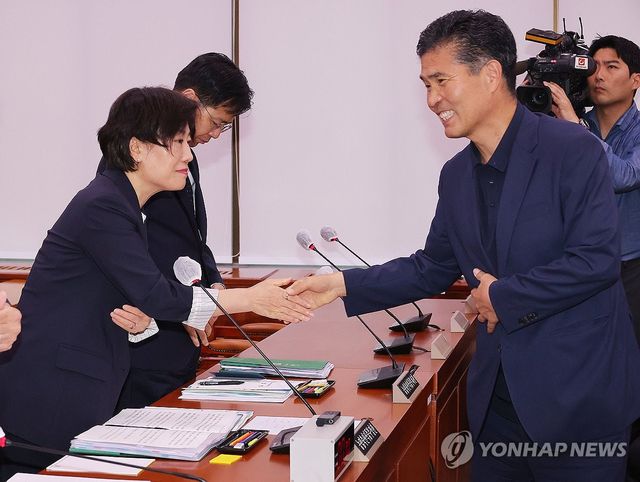 이원택 간사와 악수하는 송미령 장관