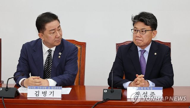 물가대책TF 출범식 참석한 김병기 당 대표 직무대행과 진성준 정책위의장