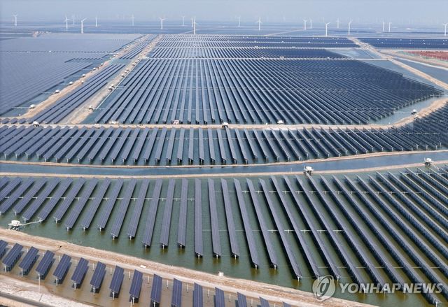 중국 산둥성의 태양광과 풍력 발전 시설