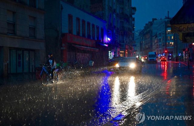 25일 프랑스 파리에 내린 폭우