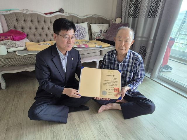 독립유공자 故 김삼만 아들에 유공자 증서 전수