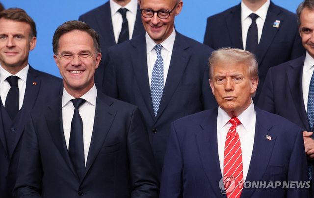 마르크 뤼터 나토사무총장(좌측)과 도널드 트럼프 미국 대통령(우측)