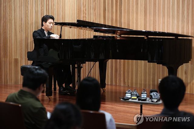 연주하는 김세현 피아니스트