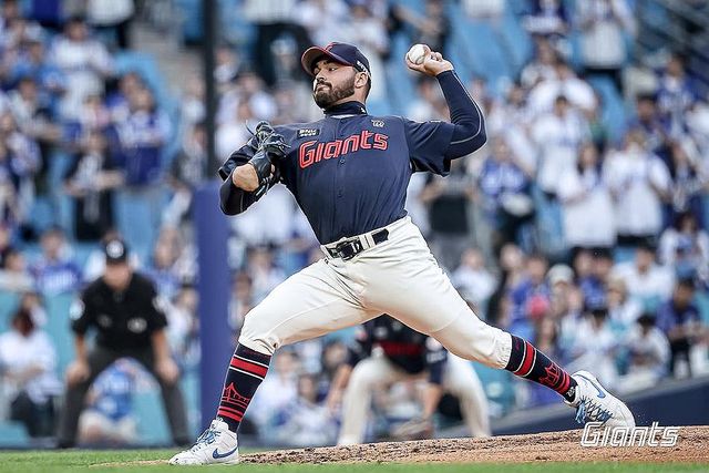 투구하는 롯데 감보아