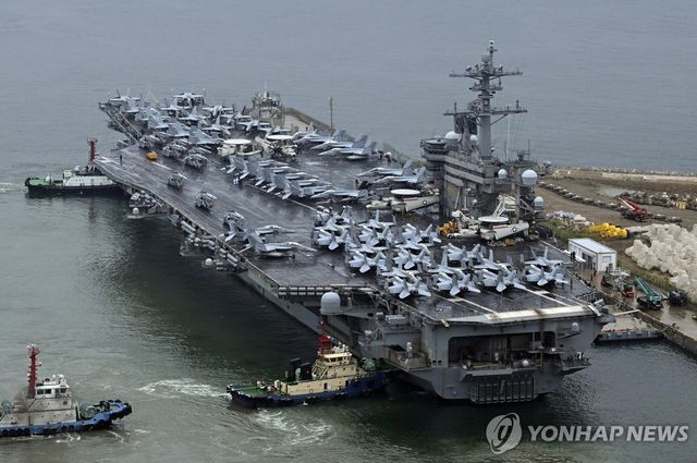 해군작전사령부에 입항했던 미 해군 항공모함 시어도어 루스벨트함