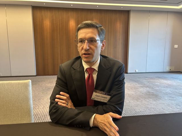 연합뉴스와 인터뷰하는 잭 쿠퍼 연구원