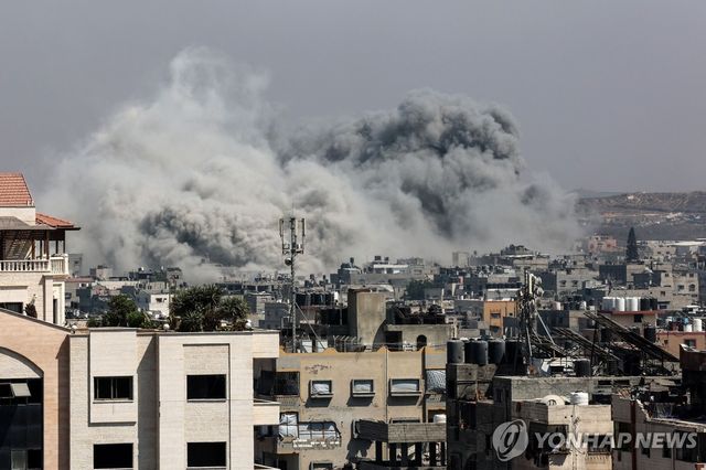가자지구 공습으로 연기가 피어오르는 모습